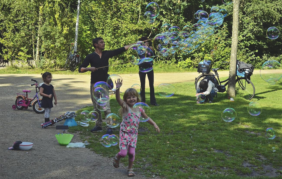 Vondelpark playing kids with family