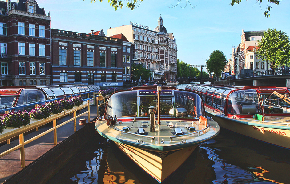 Canal-cruise boat image