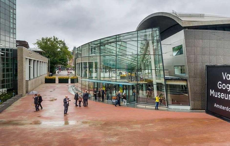  Visitors waiting at the Van Gogh Museum entrance, showing the advantage of last-minute tickets to skip the line