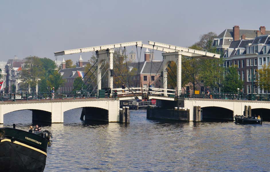 Must-See Attractions During the Canal Cruise - Skinny Bridge